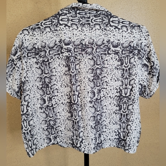 Bluenotes- Animal Print Crop Top - Picture 3 of 4